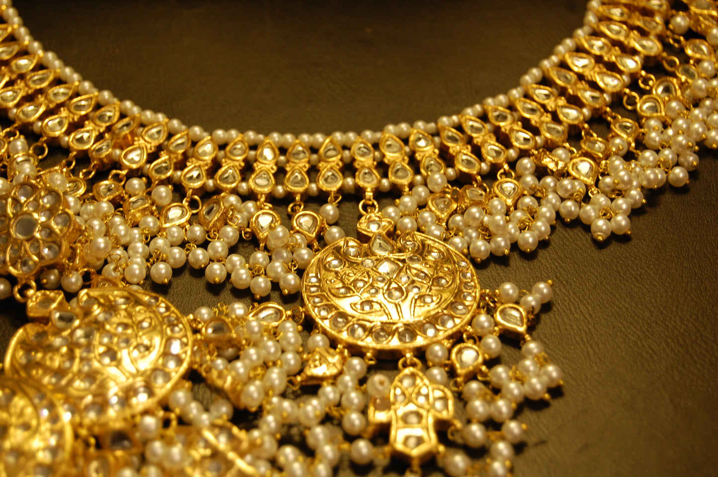 KUNDAN & PEARLS GULUBAND SET