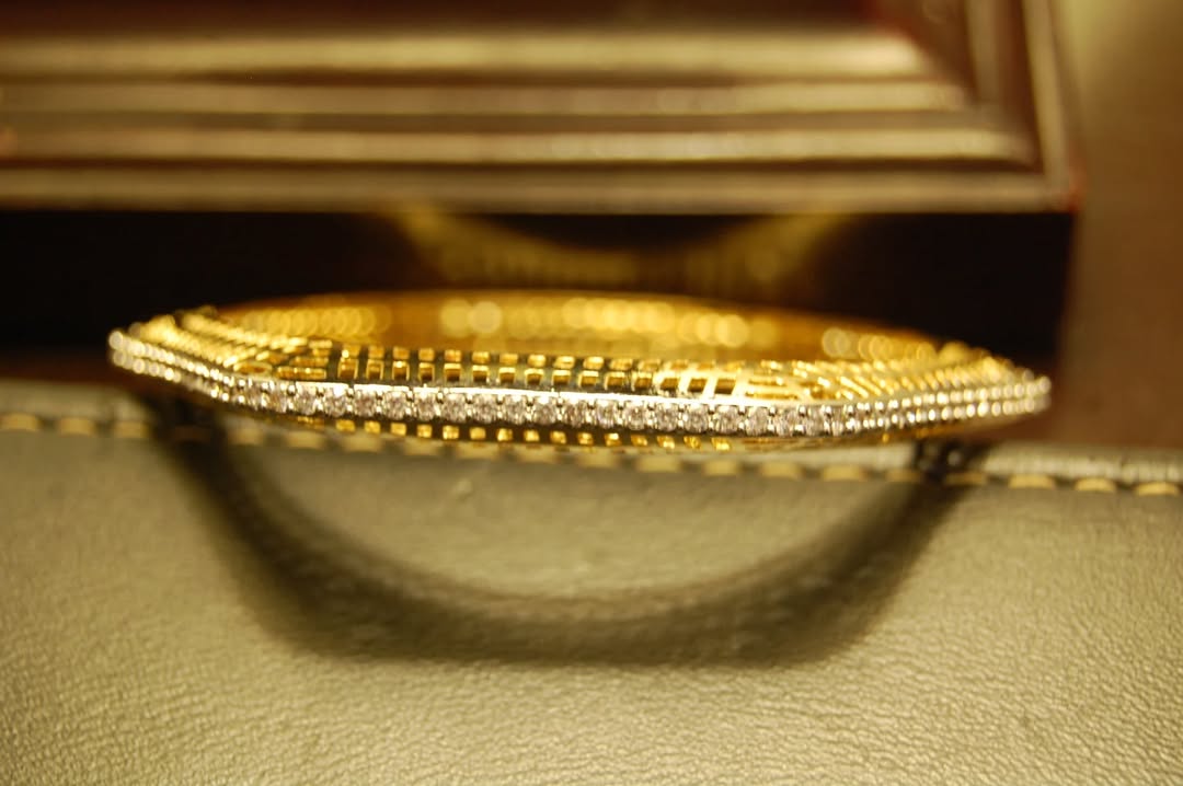 PAIR OF ZIRCON BANGLES