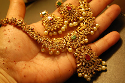 ELEGANT SOUTH INDIAN NECKLACE SET