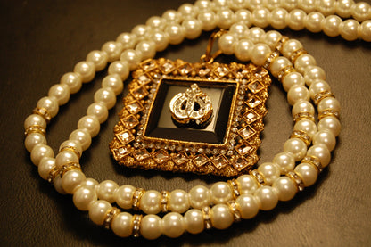CALLIGRAPHIC PENDANT IN BLACK & CHAMPAGNE