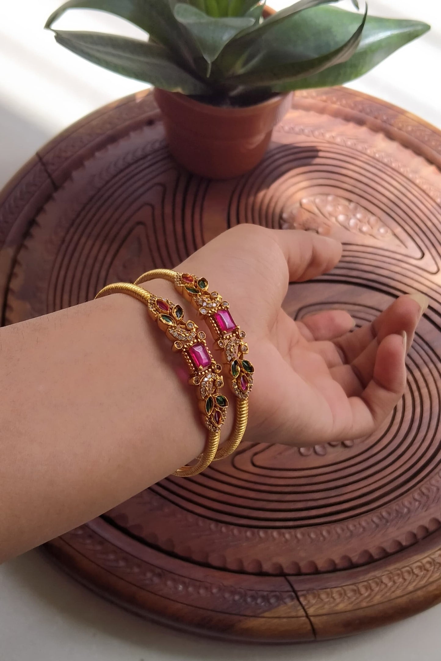 PAIR OF SOUTH INDIAN BANGLES IN RED & GREEN