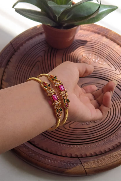 PAIR OF SOUTH INDIAN BANGLES IN RED & GREEN