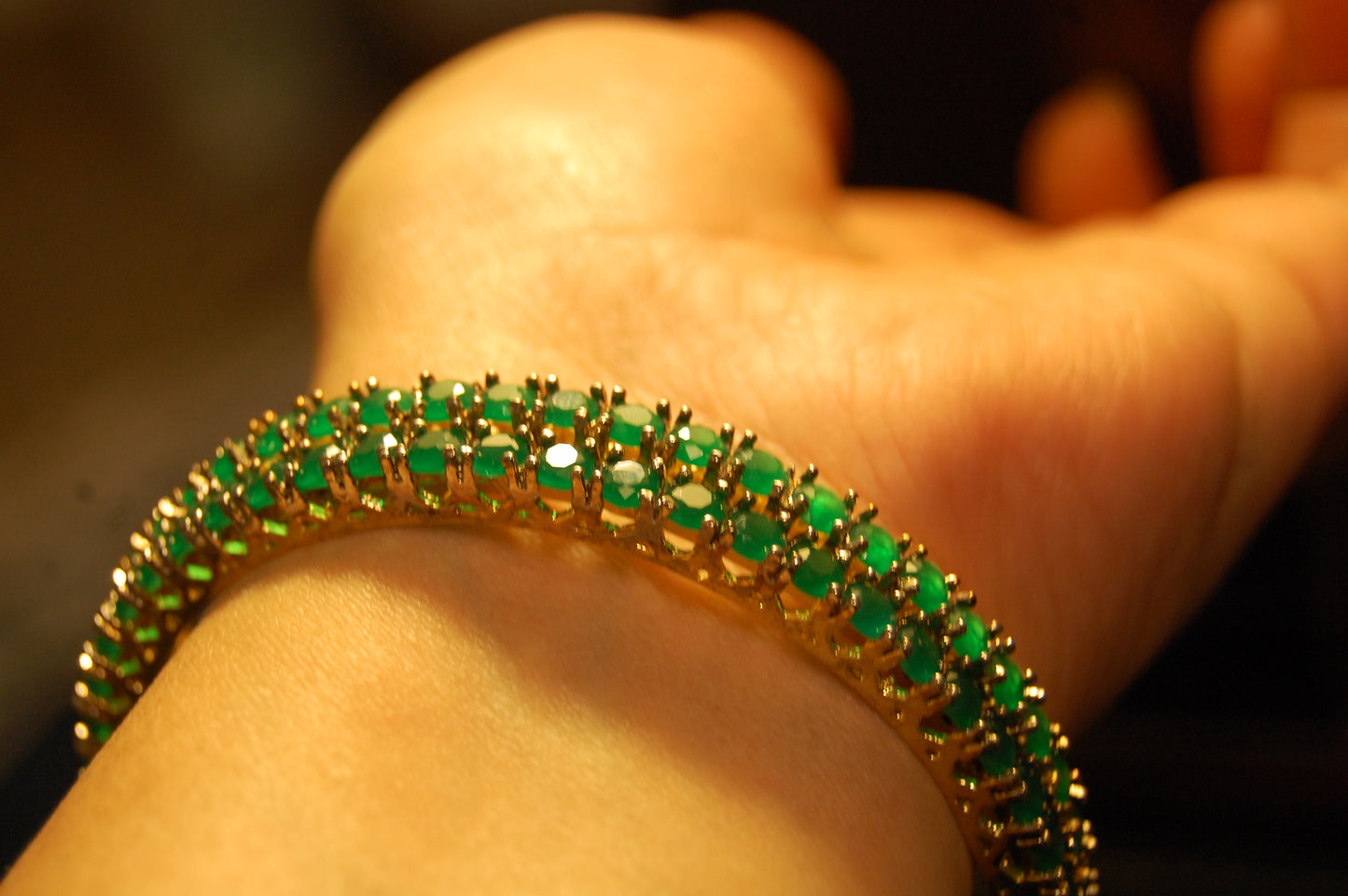 PAIR OF ELEGANT GREEN BANGLES