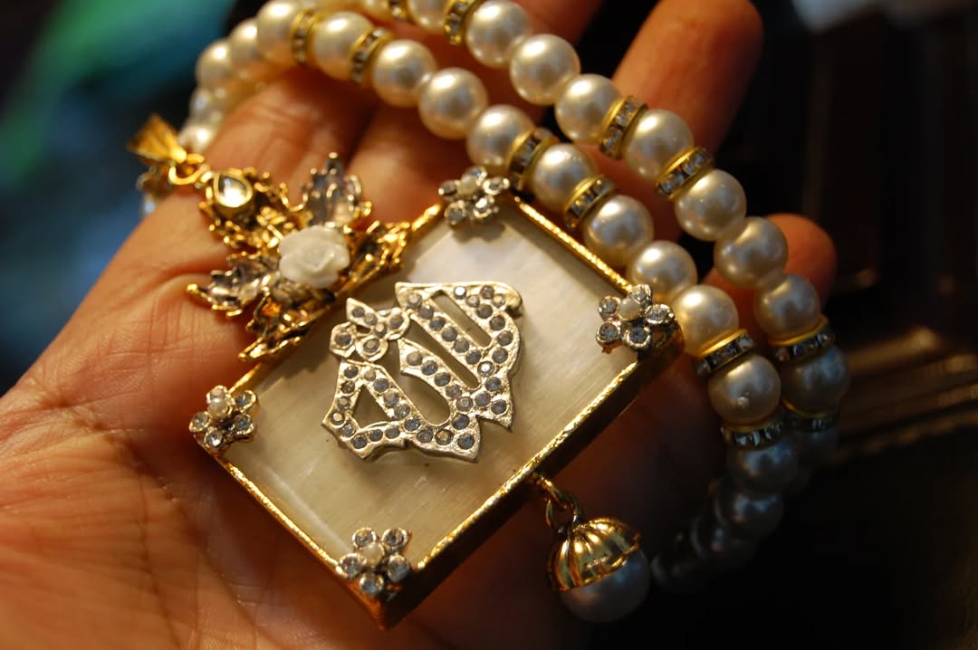 CALLIGRAPHIC PENDENT IN WHITE & PEARL STRING