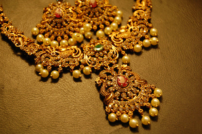 ELEGANT SOUTH INDIAN NECKLACE SET