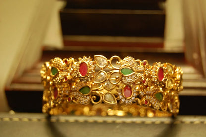 PAIR OF SOUTH INDIAN BANGLES IN RED & GREEN