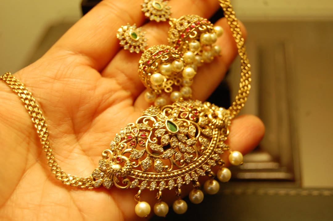 ELEGANT SOUTH INDIAN NECKLACE SET