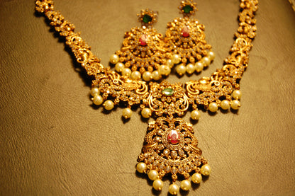 ELEGANT SOUTH INDIAN NECKLACE SET