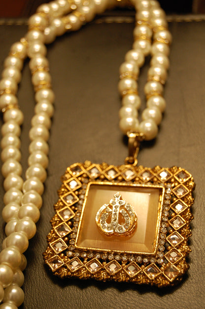CALLIGRAPHIC PENDANT IN CHAMPAGNE