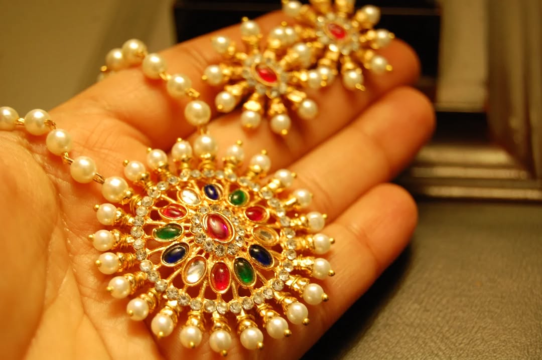 INDIAN MULTI JEWELLED PENDENT IN PEARL STRING