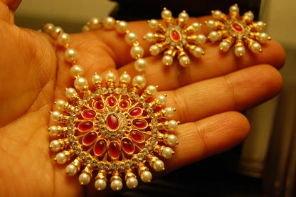 INDIAN RED & PEARLS PENDENT IN PEARL STRING