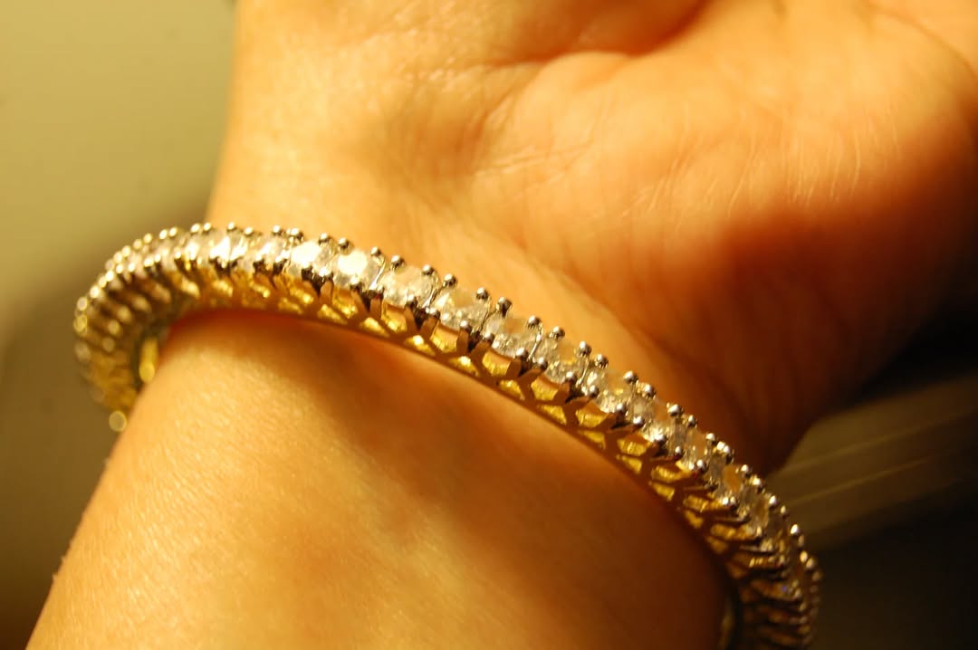 PAIR OF ELEGANT ZIRCON BANGLES