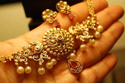 ELEGANT SOUTH INDIAN NECKLACE SET