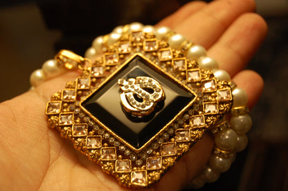 CALLIGRAPHIC PENDANT IN BLACK & CHAMPAGNE