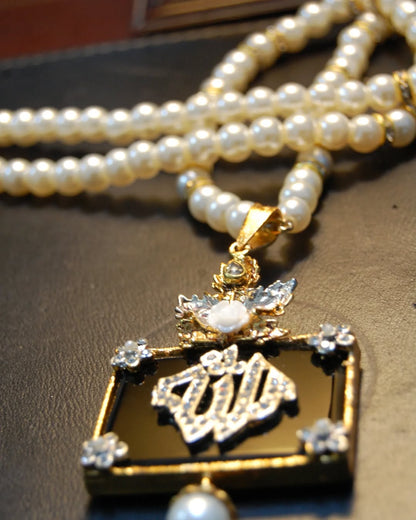 CALLIGRAPHIC PENDENT IN BLACK & PEARL STRING