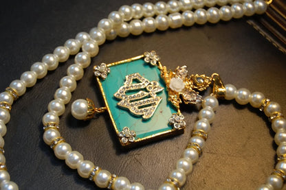 CALLIGRAPHIC PENDENT IN FEROZA & PEARL STRING