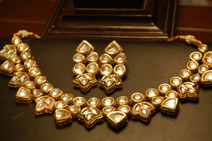 ELEGANT KUNDAN SET