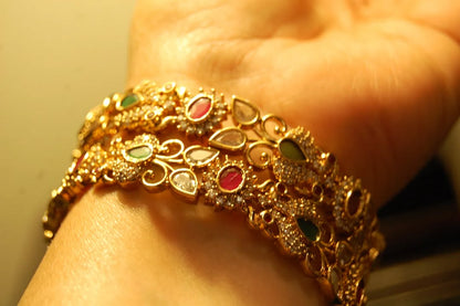 PAIR OF SOUTH INDIAN BANGLES IN RED & GREEN