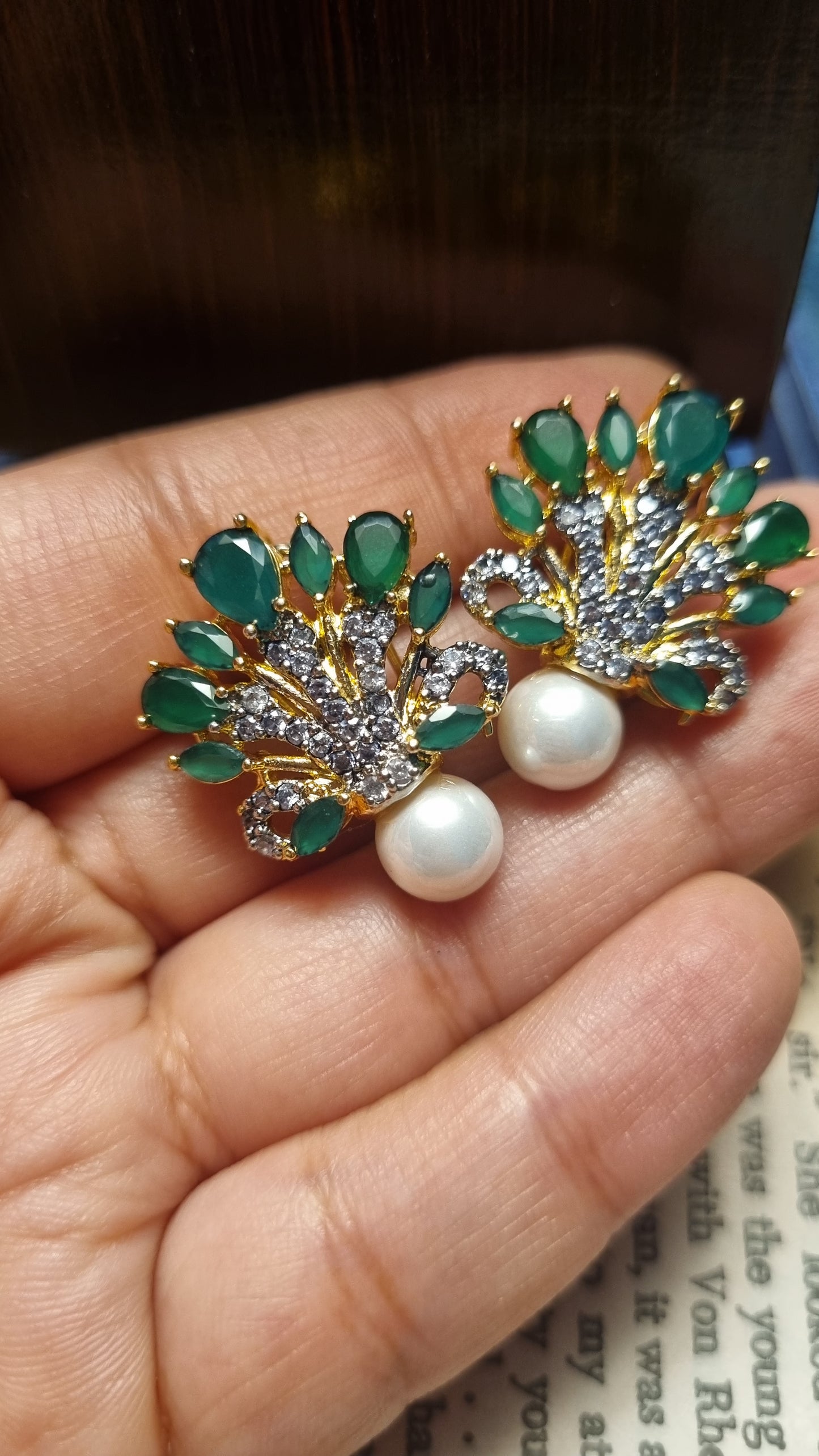 GREEN EARRINGS WITH PEARLS