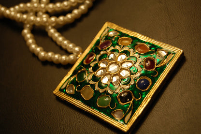 GORGEOUS MALA IN GREEN MEENA & MULTI STONES