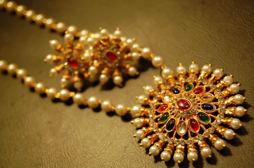 INDIAN MULTI JEWELLED PENDENT IN PEARL STRING