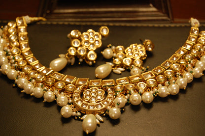 ELEGANT KUNDAN & PEARL SET