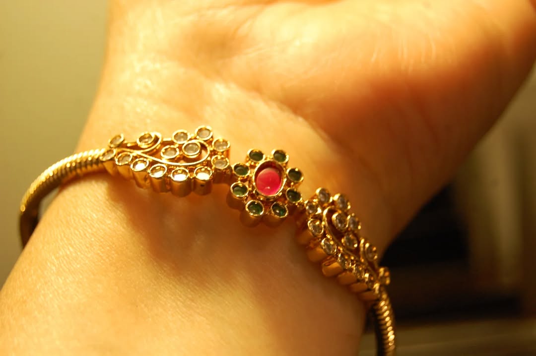 PAIR OF SOUTH INDIAN BANGLES IN RED & GREEN