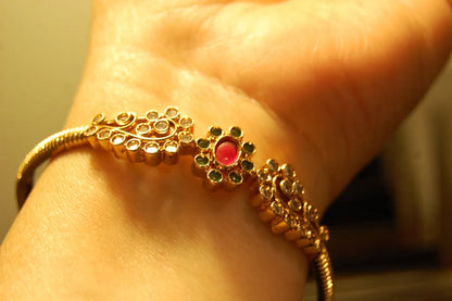 PAIR OF SOUTH INDIAN BANGLES IN RED & GREEN