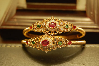 PAIR OF SOUTH INDIAN BANGLES IN RED & GREEN