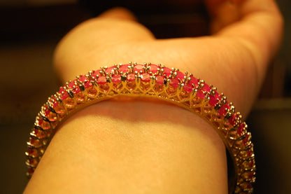 PAIR OF ELEGANT RED BANGLES