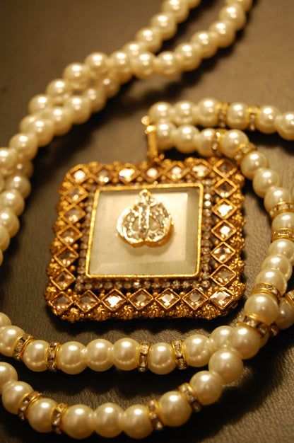 WHITE CALLIGRAPHIC PENDANT IN CHAMPAGNE