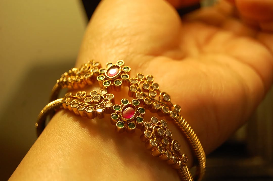 PAIR OF SOUTH INDIAN BANGLES IN RED & GREEN