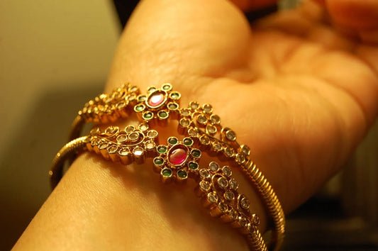 PAIR OF SOUTH INDIAN BANGLES IN RED & GREEN