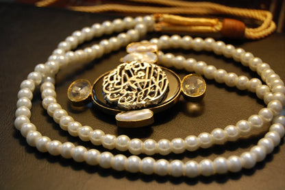 CALLIGRAPHIC PENDENT IN BLACK & MOTHER OF PEARL