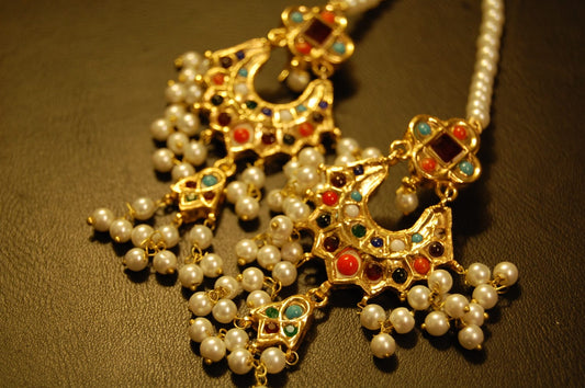 NAURATAN EARRINGS WITH PEARLS