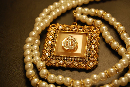 CALLIGRAPHIC PENDANT IN CHAMPAGNE