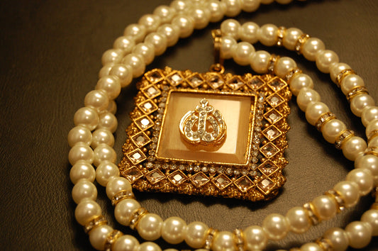 CALLIGRAPHIC PENDANT IN CHAMPAGNE