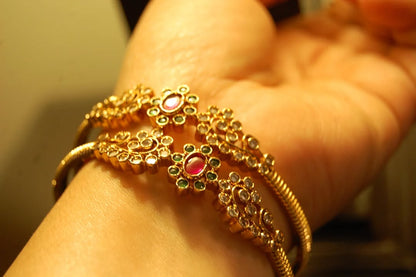 PAIR OF SOUTH INDIAN BANGLES IN RED & GREEN