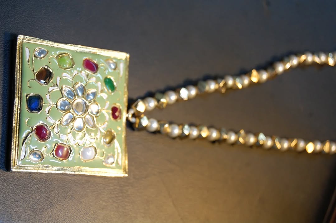GORGEOUS MALA IN SOFT GREEN MEENA & MULTI STONES