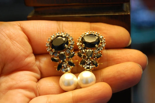 BLACK & PEARL EARRINGS