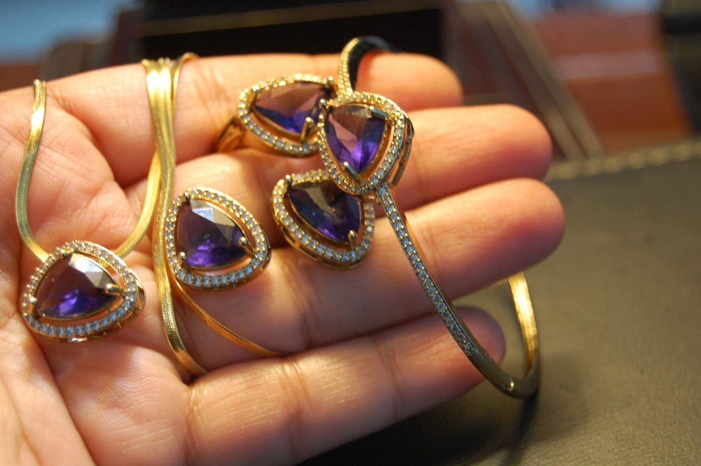 PENDENT SET IN PURPLE