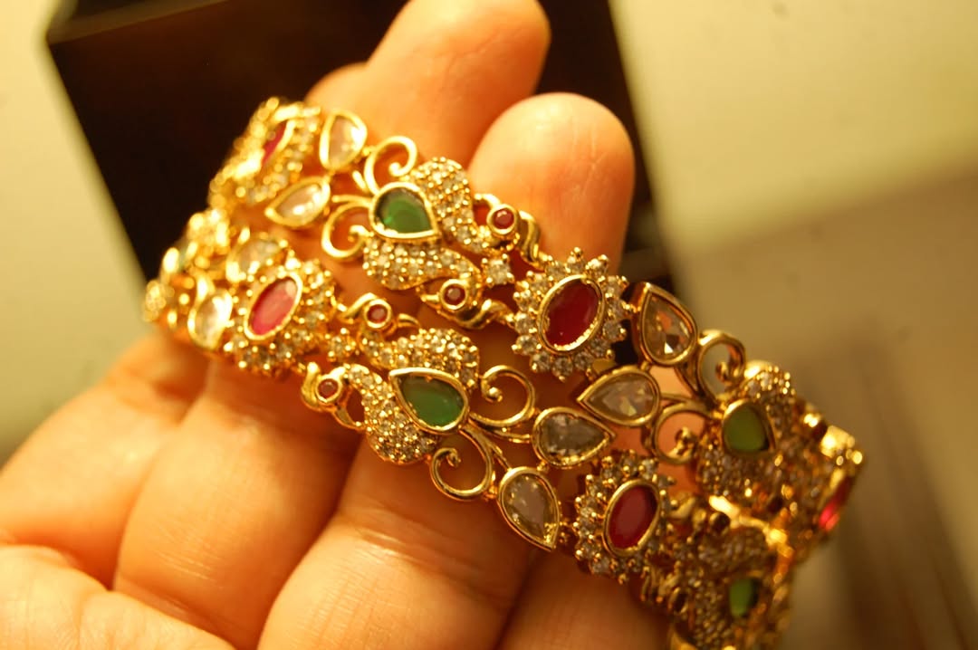 PAIR OF SOUTH INDIAN BANGLES IN RED & GREEN