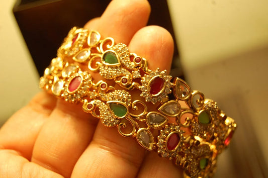 PAIR OF SOUTH INDIAN BANGLES IN RED & GREEN