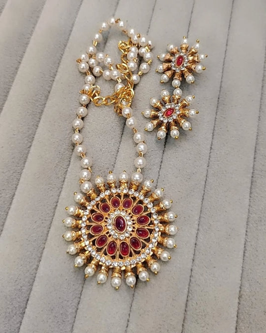 INDIAN RED & PEARLS PENDENT IN PEARL STRING