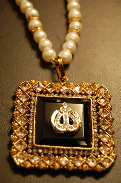 CALLIGRAPHIC PENDANT IN BLACK & CHAMPAGNE