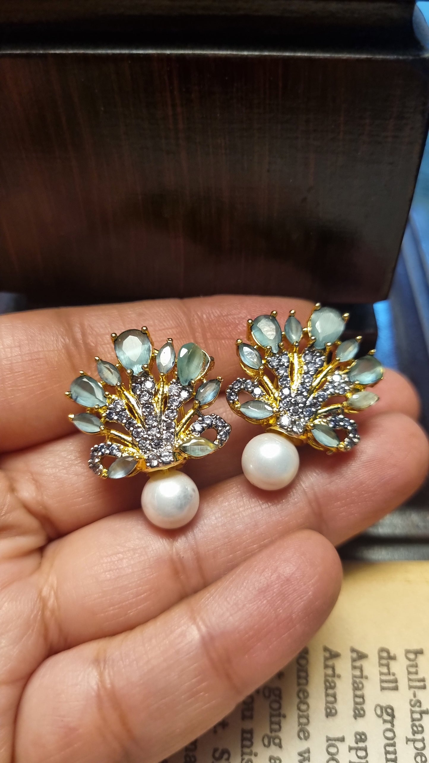 GREEN EARRINGS WITH PEARLS