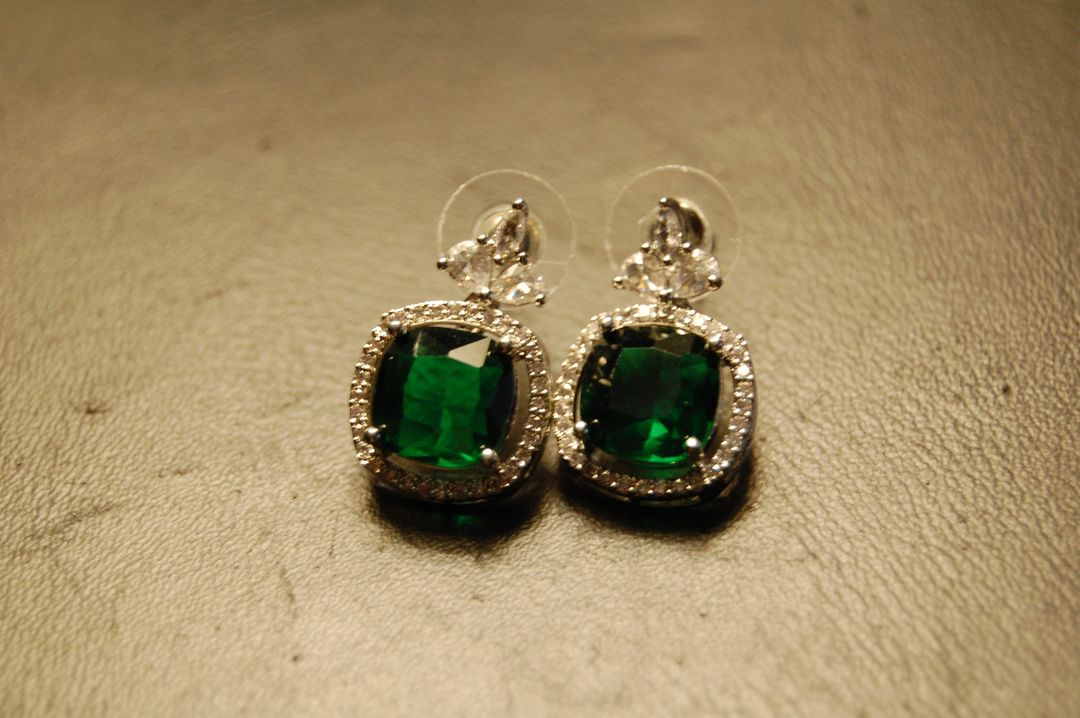 ELEGANT ZIRCON & EMERALD EARRINGS