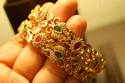 PAIR OF SOUTH INDIAN BANGLES IN RED & GREEN