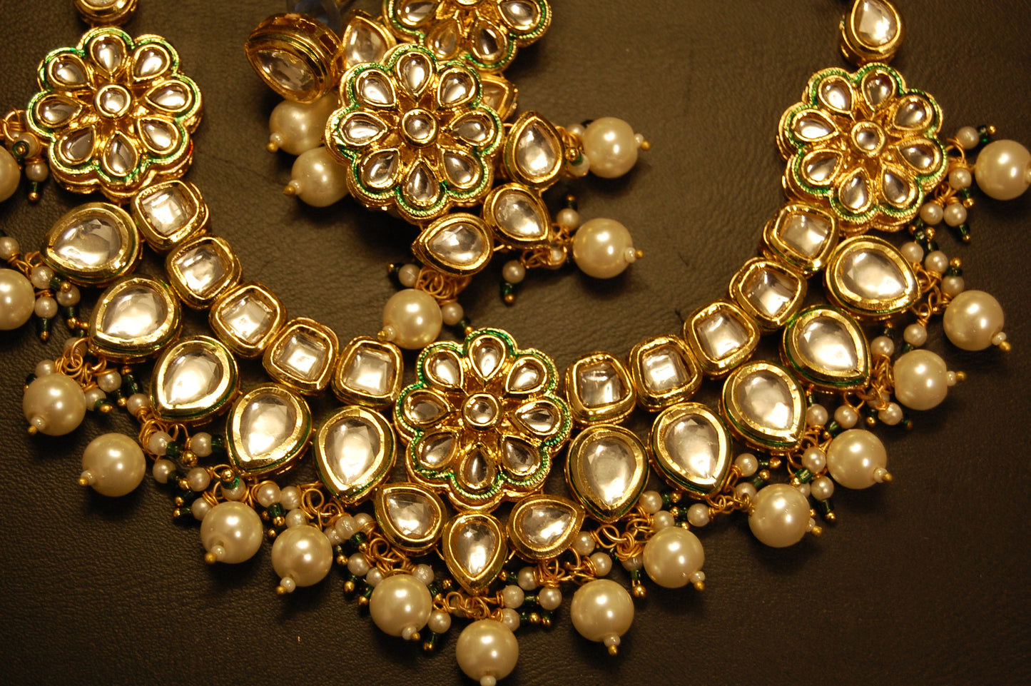 ELEGANT KUNDAN & MEENA SET