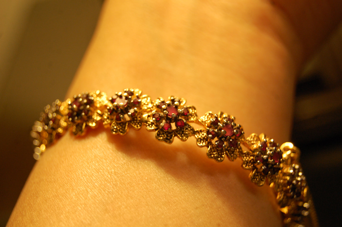 ELEGANT OPENABLE RED BANGLE